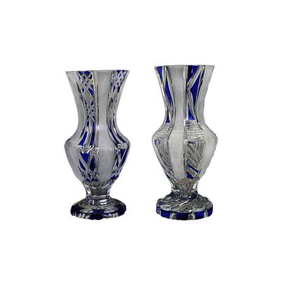 DUE VASI - DUE VASI in cristallo intagliato con rivestimento in blu maestranze italiane XX secolo 