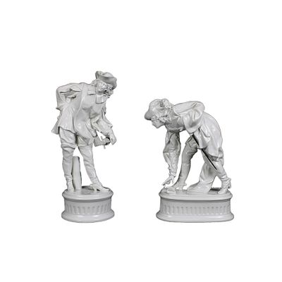 LOTTO DI QUATTRO SCULTURE - LOTTO DI QUATTRO SCULTURE raffiguranti due moschettieri in porcellana 