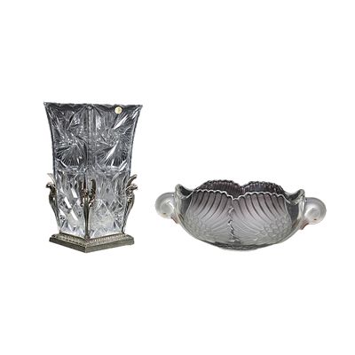 LOTTO COMPOSTO DA OGGETTI VARI - LOTTO COMPOSTO DA un alzata in vetro fum&eacute; raffigurante 