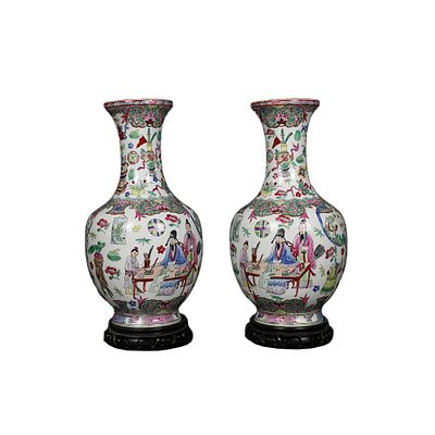 COPPIA DI VASI - COPPIA DI VASI in porcellana dipinta raffigurante personaggi con basi in legno 