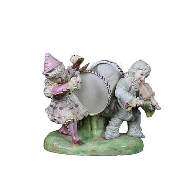 GRUPPO SCULTOREO - GRUPPO SCULTOREO in porcellana policroma raffigurante suonatori h cm 28 x 35 x 20