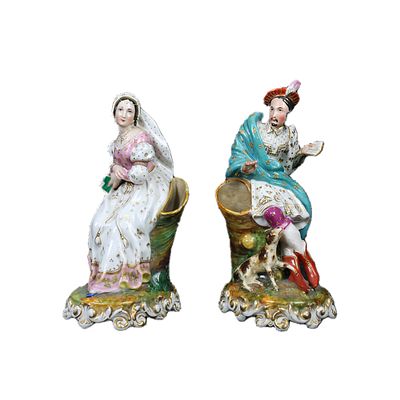 COPPIA DI SCULTURE - COPPIA DI SCULTURE in porcellana policroma raffiguranti nobil uomo e nobil 