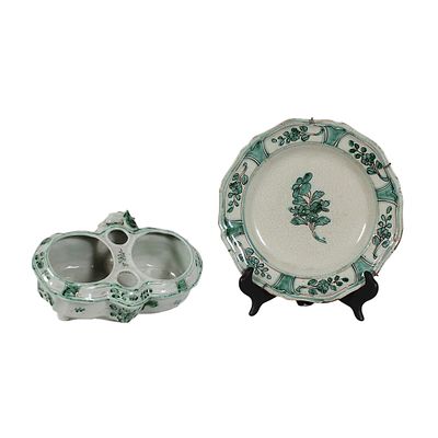 LOTTO COMPOSTO DA OGGETTI VARI - LOTTO COMPOSTO DA un oliera e un piatto in maiolica decorata a 