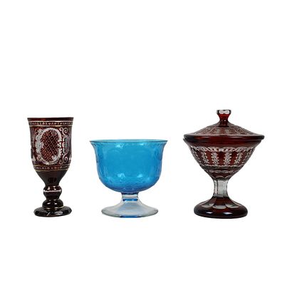 LOTTO COMPOSTO DA OGGETTI VARI - LOTTO COMPOSTO DA un alzata con coperchio un piccolo vaso in 