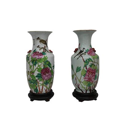 COPPIA DI VASI - COPPIA DI VASI in porcellana dipinti a motivi floreali e uccelli e scritture 