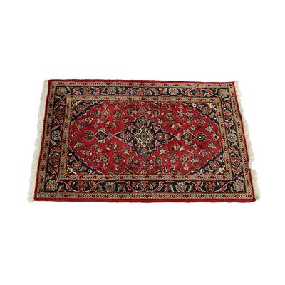 TAPPETO - TAPPETO di manifattura orientale con campo centrale rosso, decorato da medaglione 