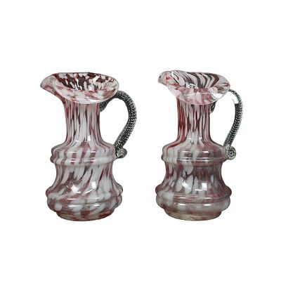 COPPIA DI BROCCHE - COPPIA DI BROCCHE in vetro con decoro a filamenti bianchi e rossi Italia XX 