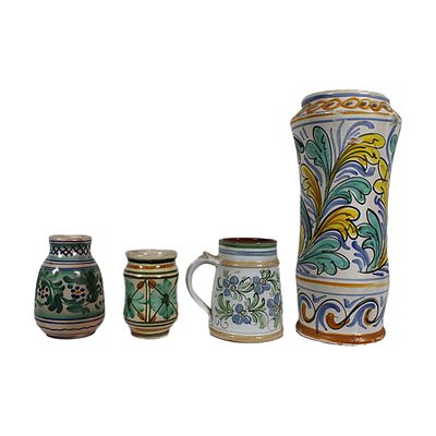 LOTTO COMPOSTO DA - LOTTO COMPOSTO DA 1 albarello, 2 vasetti e 1 boccale in maiolica policroma 