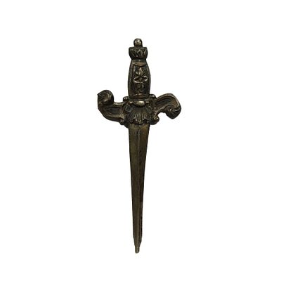 MINIATURA DI PUGNALE DA SCULTURA - MINIATURA DI PUGNALE DA SCULTURA in argento sbalzato e 
