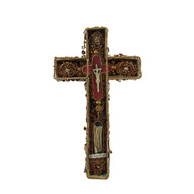 RELIQUIARIO A CROCE - RELIQUIARIO A CROCE decorato a nastrini con crocifisso in osso e reliquie di 