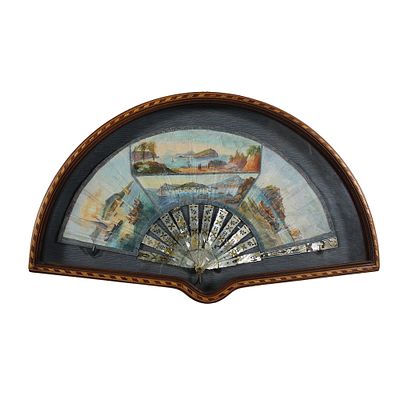 VENTAGLIO - VENTAGLIO con pav&eacute;t dipinto raffigurante vedute costiere tra cui Ischia e 