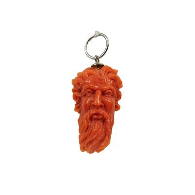 PENDENTE - PENDENTE in corallo finemente scolpito raffigurante volto di divinit&agrave; greca 