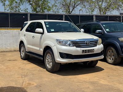 Toyota Fortuner 2014. . Transmission: Autom&aacute;tico
Engine: Gasolina.
Localiza&ccedil;&atilde;o: Est&aacute;dio 11 de 