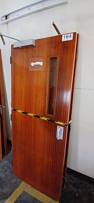 Porta de madeira maci&ccedil;a. 85&times;2,30 m — 2 unidades