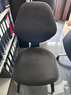 Cadeira de tecido. Uma (1) cadeira de tecido