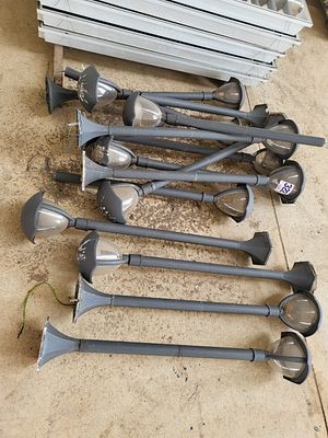 Candeeiros de jardim, tamanho m&eacute;dio, met&aacute;licos. 13 unidades