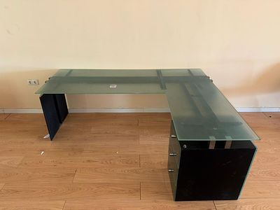Secret&aacute;ria de vidro com modulo de gaveta de vidro. Uma (1) unidade