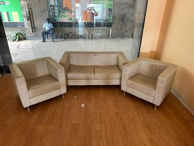 Conjunto de sof&aacute;s de cor beije. Tr&ecirc;s (3) unidades