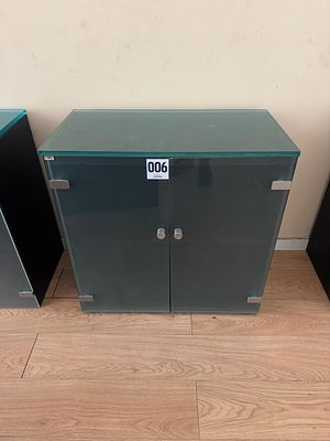 Arm&aacute;rio de vidro de 2 portas. Uma (1) unidade
