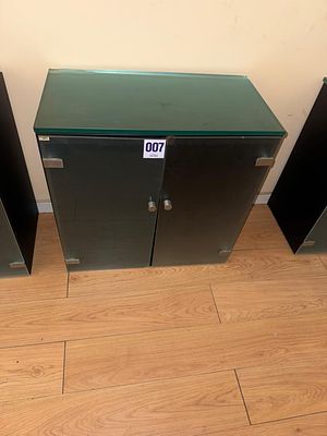 Arm&aacute;rio de vidro de 2 portas. Uma (1) unidade