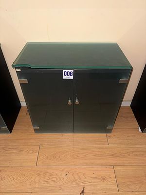 Arm&aacute;rio de vidro de 2 portas. Uma (1) unidade
