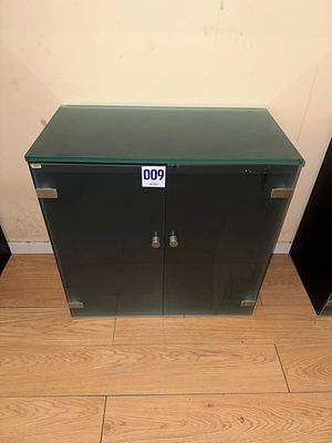 Arm&aacute;rio de vidro de 2 portas. Uma (1) unidade