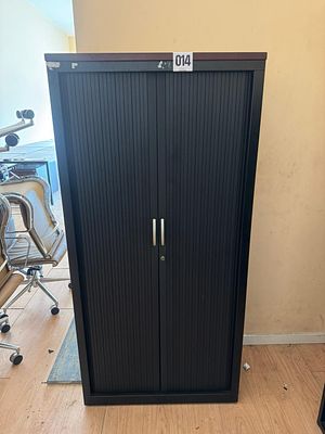Arm&aacute;rio preto com portas de persiana. Uma (1) unidade