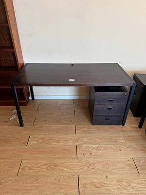 Mesa de madeira com tomada el&eacute;trica integrada e bloco de gavetas. Duas (2) unidade