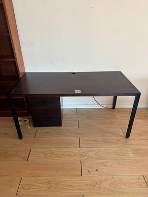 Mesa de madeira com tomada el&eacute;trica integrada e bloco de gavetas. Duas (2) unidade