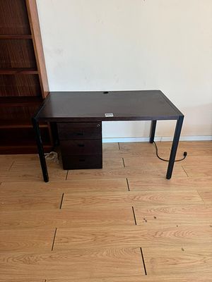 Mesa de madeira com tomada el&eacute;trica integrada e bloco de gavetas. Duas (2) unidade