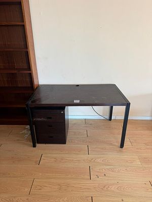 Mesa de madeira com tomada el&eacute;trica integrada e bloco de gavetas. Dois (2) artigos