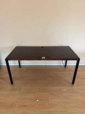Mesa de madeira com tomada el&eacute;trica integrada. Uma (1) unidade