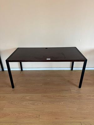 Mesa de madeira com tomada el&eacute;trica integrada. Uma (1) unidade