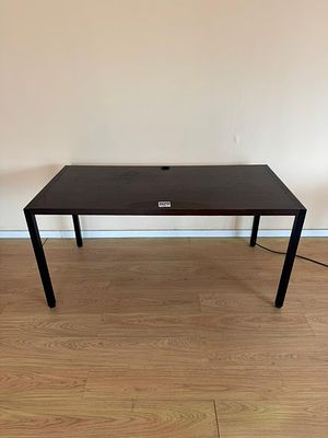 Mesa de madeira com tomada el&eacute;trica integrada. Uma (1) unidade