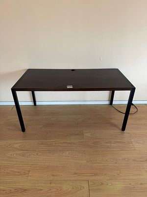 Mesa de madeira com tomada el&eacute;trica integrada. Uma (1) unidade