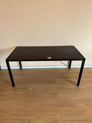 Mesa de madeira com tomada el&eacute;trica integrada. Uma (1) unidade