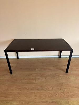 Mesa de madeira com tomada el&eacute;trica integrada. Uma (1) unidade