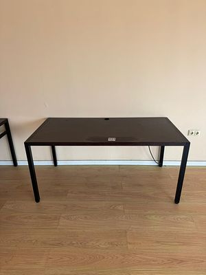 Mesa de madeira com tomada el&eacute;trica integrada. Uma (1) unidade