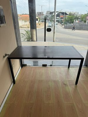 Mesa de madeira com tomada el&eacute;trica integrada. Uma (1) unidade