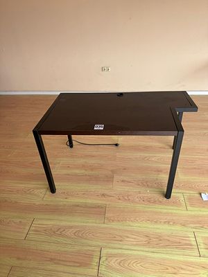 Mesa de madeira com tomada el&eacute;trica integrada. Uma (1) unidade