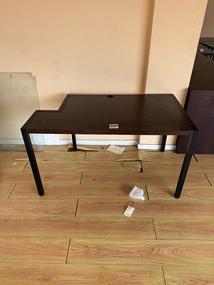 Mesa de madeira. Uma (1) unidade