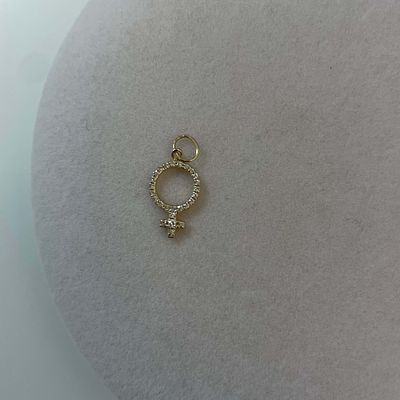 תליון יהלומים טבעיים בצורת סמל אישה 0.09 קראט צבע F ניקיון VS-SI זהב צהוב 14K מק״ט 712. תליון 