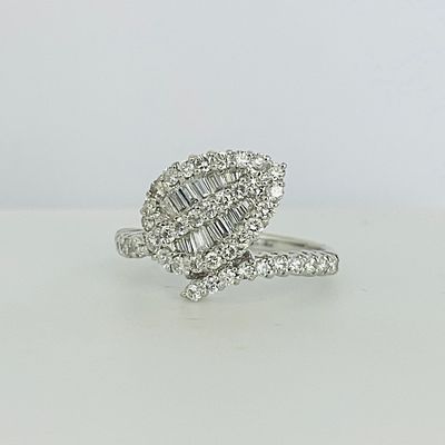 טבעת צורת עלה יהלומי בגטים ועגולים טבעיים 1.02 קראט צבע F ניקיון VS זהב 14K לבן מק"ט 545. טבעת 