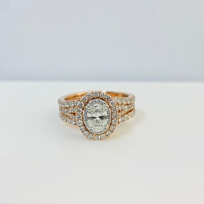 טבעת אובל זהב רוז גולד 14K משובצת יהלום טבעי מרכזי אובל 0.50 צבע E נקיון SI ו0.75 יהלומים 