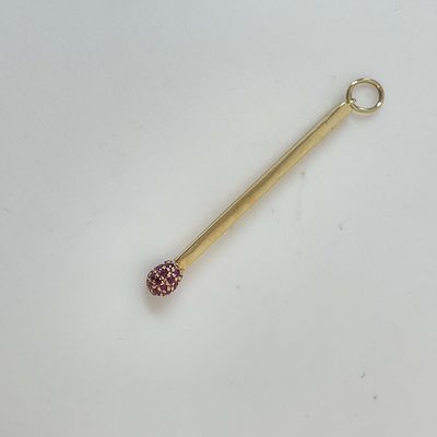 תליון בצורת גפרור משובץ ברובי טבעי 0.13 קראט זהב 14K צהוב מק״ט 660. תליון בצורת גפרור משובץ 