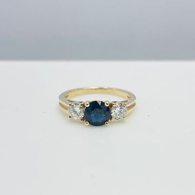 טבעת זהב צהוב 14K משובצת אבן ספיר 0.60 קראט ויהלומים טבעיים 0.40 קראט צבע E נקיון VS1 מק"ט 134. ט 