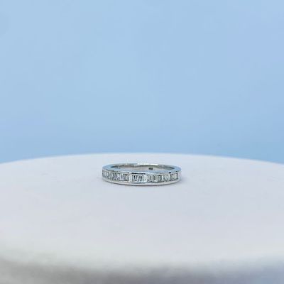 טבעת שורת יהלומי בגטים טבעיים 0.22 קראט צבע F ניקיון VS זהב 14K לבן מק״ט 578. טבעת שורת יהלומי 