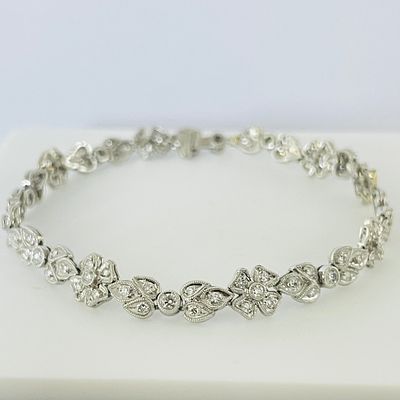 צמיד יהלומים טבעיים 1.55 קראט צבע F ניקיון VS בעיצוב פרחים פלטינה מק"ט 584. צמיד יהלומים טבעיים 