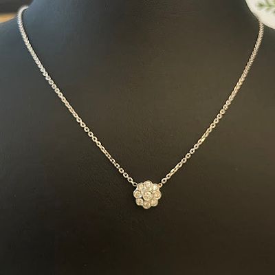 שרשרת זהב לבן 18K עם תליון פרח משובץ 0.40 קראט יהלומים טבעיים צבע F נקיון VS מק"ט 103. שרשרת זהב 