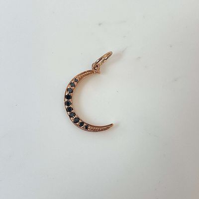 תליון יהלומים שחורים בצורת ירח סהר 0.06 קראט זהב 14K רוז גולד מק״ט 658. תליון יהלומים שחורים 